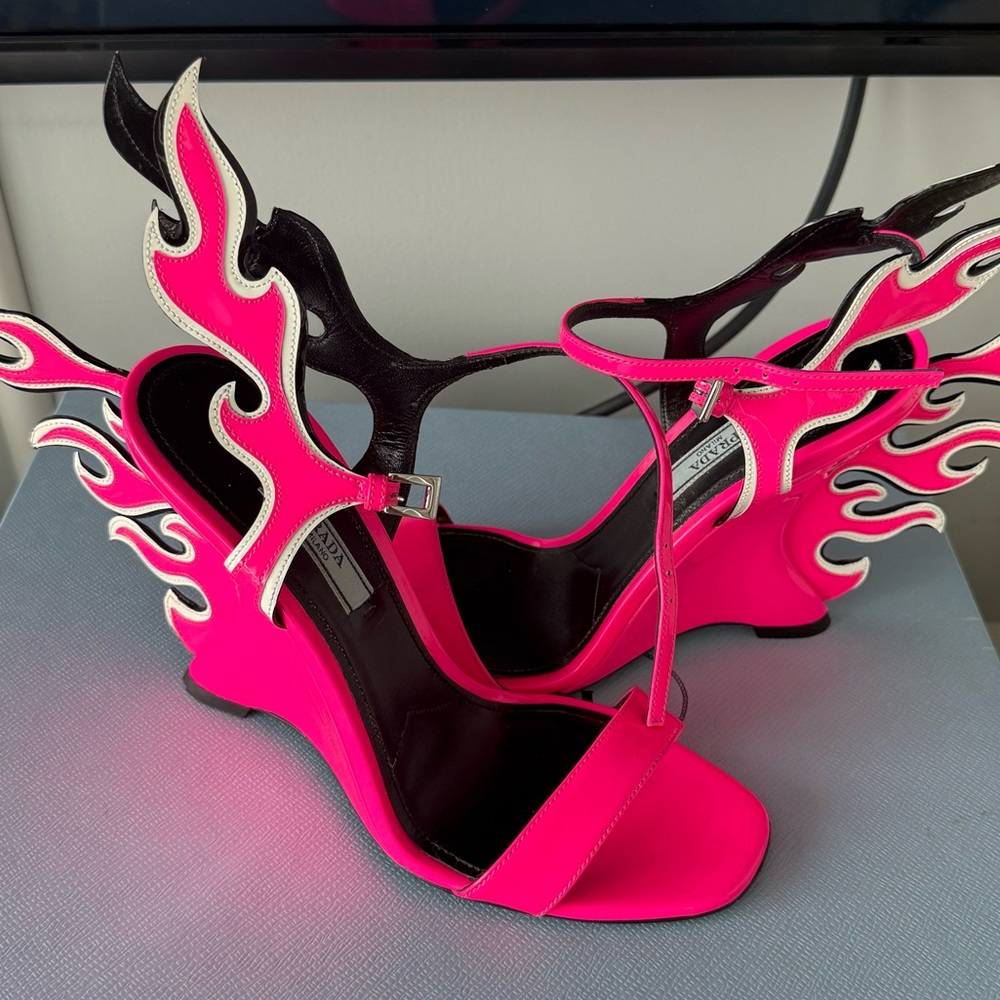 Prada Flame Sandals Wege